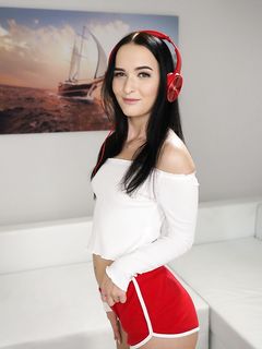Viol, Sasha Sparrow - Gamle og teenage lesbiske