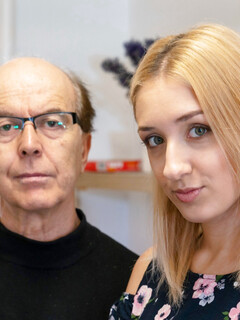 Sofi Otis knepper en ældre mand
