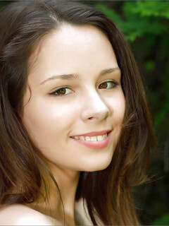Arina viser sin krop i skoven