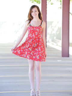 Victoria Formand Voss petit teen chick