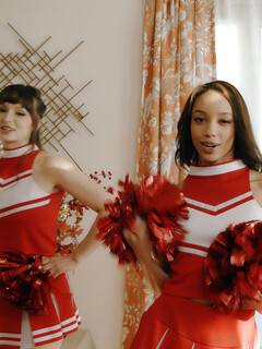 Lexi Luna og Alexis Rae er de brændende cheerleaders