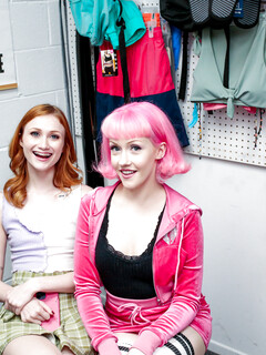 Scarlet Skies og Evie Rees fucking i lageret