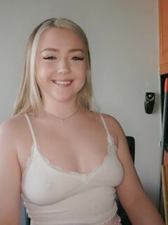 Eva Nyx - Hendes perfekt barberet fisse bliver kneppet hårdt efter hun giver fyren et dybt blowjob job!