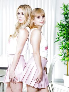 Blonde kællinger Sydney Paige og Evie Christian er pænt fucked i POV!