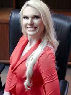 Langhåret milf Sydney Davis knepper den selvsikre instruktør