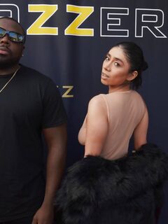 Violet Myers sutter og rider den store sorte træ til en drejning orgasme
