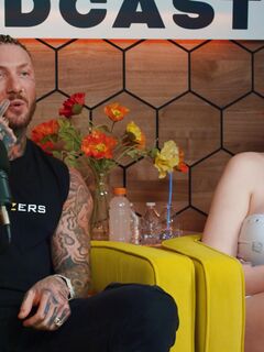 Tatoed piger Abigail Morris og Toochi Kash dele den røde ulv