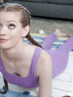 Thin yoga mylf Erin Everheart stinker og får sin pik i røven