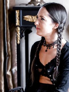 Freya Von Doom og Claire Roos knepper hinanden som verdens undergang