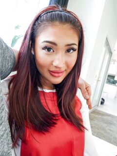 Asiatiske pige Mina Luxx sutter kæmpe pik og slikker bolde før sex