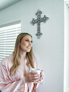 Ophelia Kaan sutter og rider den store pik til orgasme
