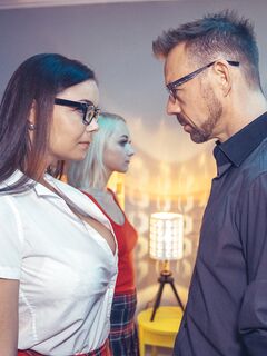 Sofia lee és marilyn sugar osztozik a nagy lüktető farkon