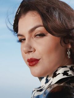 Italienske dronning Valentina sluger de to bps i blege struber og stormer hårdt på udendørs