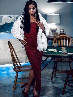 Kira noir og Jane Wilde vilde lesbiske fisse slikker på sofaen
