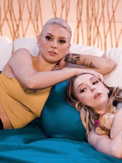 Kenzie taylor og lilje larimar nyde at slikke hinandens barbering fisse
