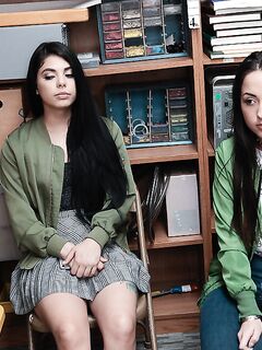 Gina Valentina og Mi Ha Doan sugende pik sammen