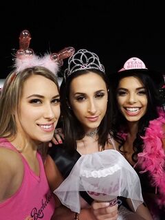 Ashley Adams og Gina Valentina knepper sammen