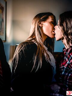 Anya Olsen og Nicole Aniston har en trekant