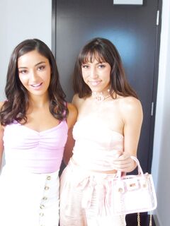 Pee sex mellem Emily Willis og Judy Jolie